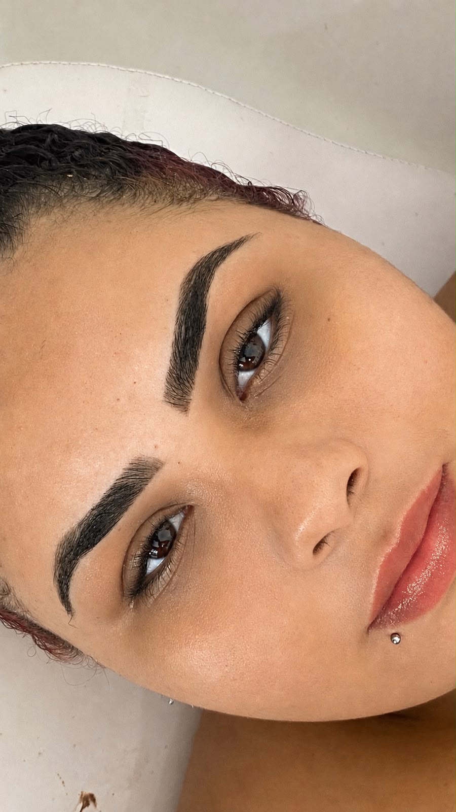 Resultado de design de sobrancelhas com henna feito pela Naty