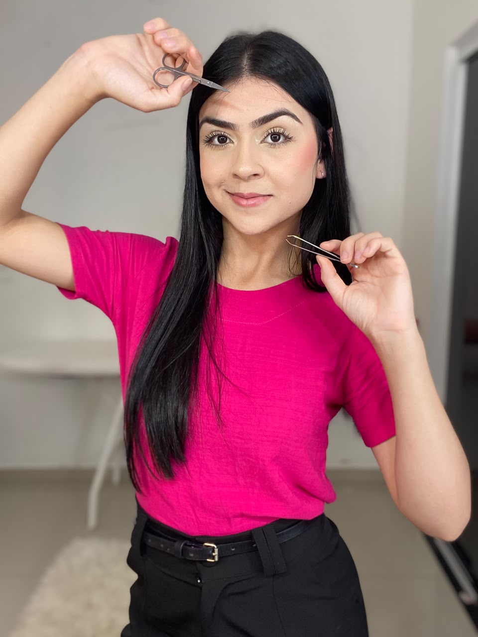 Naty Silva, brow e lash designer, com suas ferramentas de trabalho